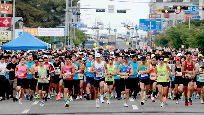 충남 보령 대천해수욕장에서 지난 1일 열린 제21회 보령머드임해마라톤대회에서 힘차게 달려 나가는 참가자들. 보령시 제공