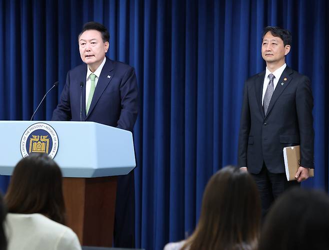 윤석열 대통령이 3일 용산 대통령실 청사에서 열린 첫 국정브리핑에서 "포항 영일만 앞바다에서 막대한 양의 석유와 가스가 매장돼 있을 가능성이 높다는 물리탐사 결과가 나왔다"고 발표하고 있다. 뉴스1