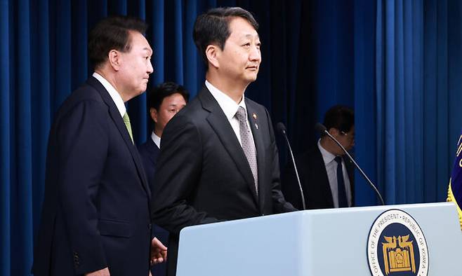 윤석열 대통령이 3일 오전 서울 용산 대통령실 청사 브리핑실에서 열린 국정브리핑에 참석해 동해 석유·가스 매장과 관련해 발언을 마친 뒤 배석한 안덕근 산업통상자원부 장관에게 마이크를 넘기며 브리핑실을 나서고 있다. 연합뉴스