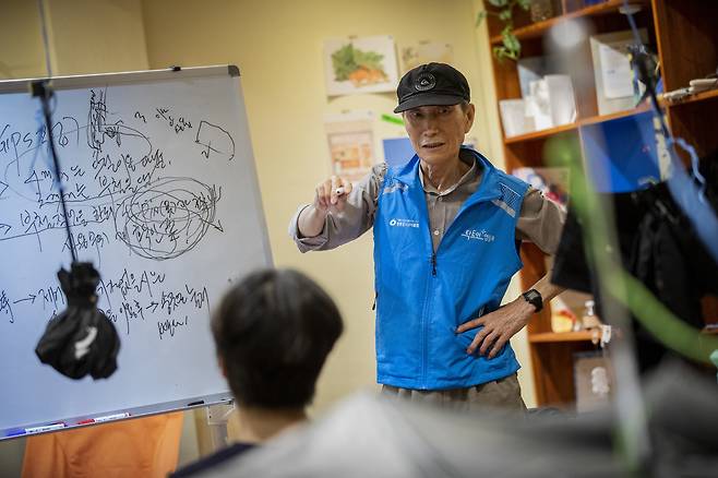 2019년부터 서울 영등포 시니어클럽에서 우산 수리 교육을 해온 곽성규씨(74)가 곰손에서 강의를 하고 있다. ⓒ시사IN 신선영