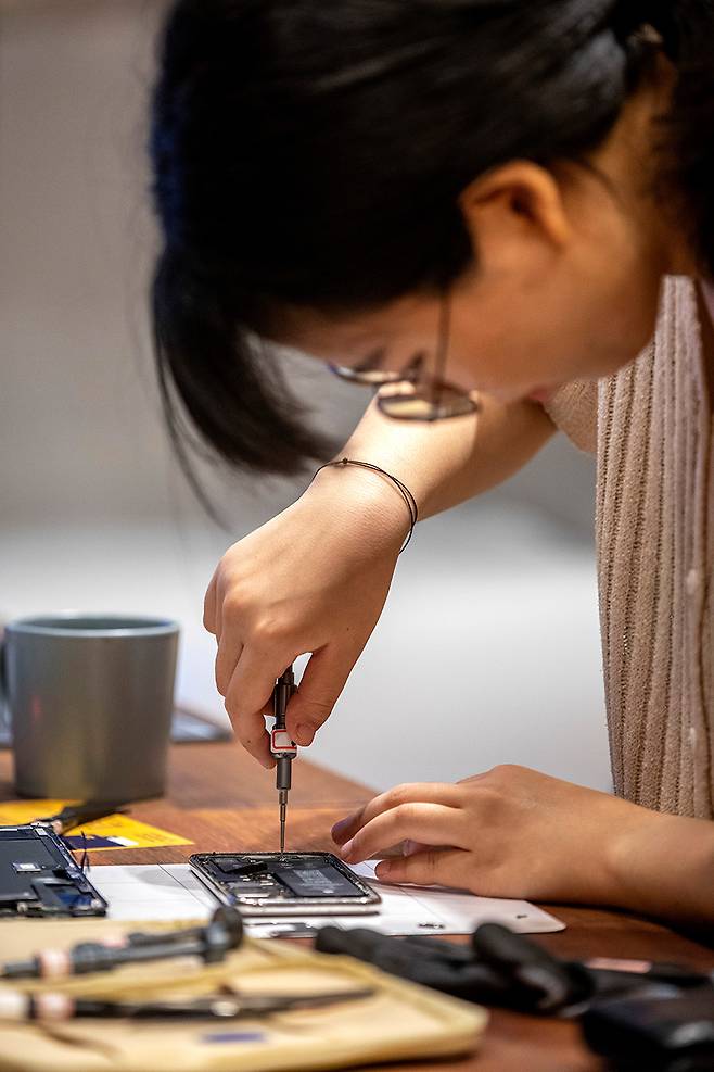 5월26일 오후에 열린 ‘리페어 카페’ 워크숍에서 한 참가자가 아이폰을 수리하고 있다. ⓒ시사IN 신선영