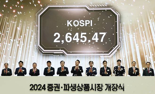 1월2일 윤석열 대통령(가운데)이 한국거래소에서 열린 ‘2024 증권·파생상품시장 개장식’에 참석했다.ⓒ연합뉴스