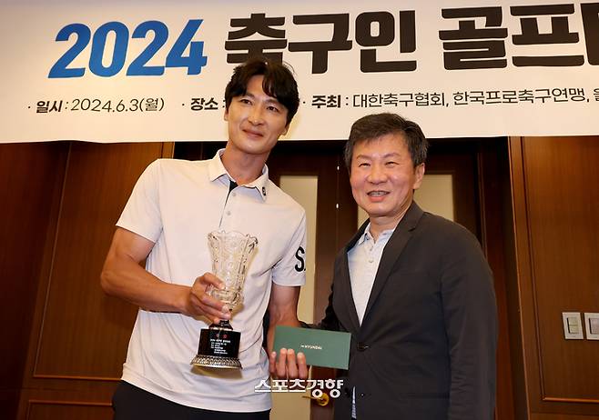 곽태휘(왼쪽)가 3일 경기도 용인 골드CC에서 열린 ‘2024년 축구인 골프대회’에서 우승 차지한 뒤 정몽규 대한축구협회장과 기념촬영을 하고 있다. ‘2024년 축구인 골프대회’는 대한축구협회, 한국프로축구연맹, 울산 HD, 포항스틸러스가 주최하고 비즈앤스포츠월드, 스포츠경향, 스포츠동아, 스포츠서울, 스포츠조선, 일간 스포츠 등 스포츠전문 미디어 6개사가 후원한다. 정지윤 선임기자