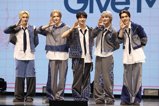 그룹 웨이션브이(WayV)가 3일 오후 서울 용산구 블루스퀘어에서 열린 다섯번째 미니앨범 ‘Give Me That’ 발매 기념 미디어 쇼케이스에서 포즈를 취하고 있다. 연합뉴스