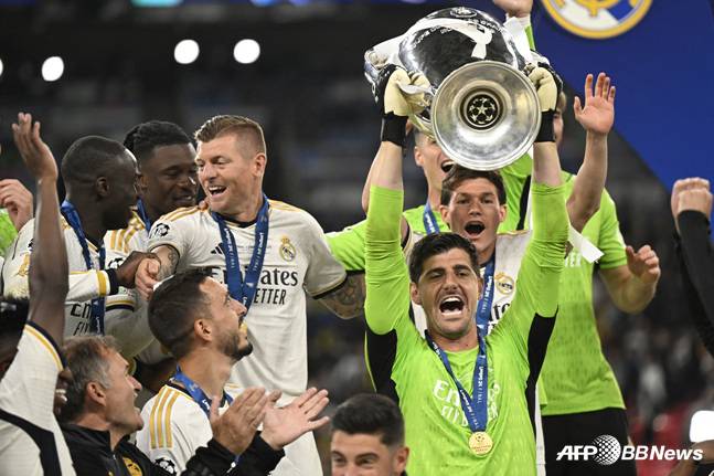 UCL 우승 트로피를 들어보이는 레알 마드리드 선수단. /AFPBBNews=뉴스1