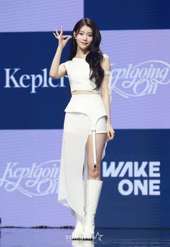 걸그룹 케플러 샤오팅이 3일 오후 서울 광진구 예스24라이브홀에서 진행된 첫 정규앨범 '켑원고잉 온'(Kep1going On) 발매기념 쇼케이스에서 포즈를 취하고 있다. 9인 완전체로 활동하는 마지막 음반 '켑원고잉 온'은 타이틀곡 '슈팅 스타'(Shooting Star)를 비롯해 '라스트 카니발' 등 총 10곡이 수록됐다. /2024.06.03 /사진=이동훈