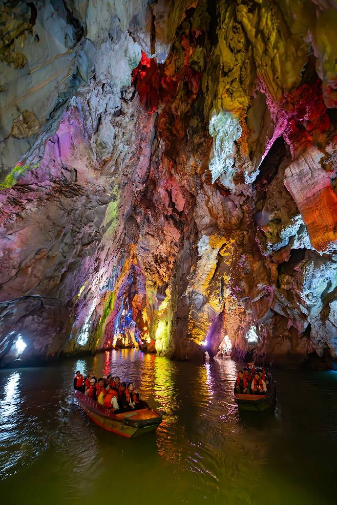 관광객들로부터 '위대한 자연의 기적'으로 칭송받고 있는 용궁