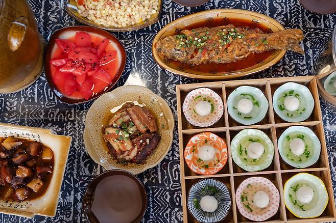 축제가 끝나면 테이블 위에 길게 펼쳐진 산해진미를 즐길 수 있다