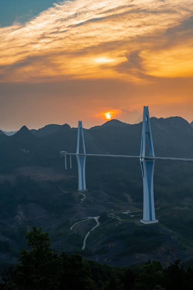 세계에서 가장 높은 콘크리트 교량으로 알려진 핑탕대교
