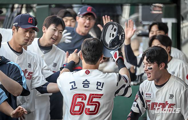 고승민은 2일 사직구장에서 열린 '2024 신한 SOL Bank KBO 리그' NC와 주말 3연전 마지막 경기에서 3번타자 우익수로 선발 출전. 6회말 만루 홈런을 터트려 공격에 활력을 불어넣었다. 롯데 자이언츠