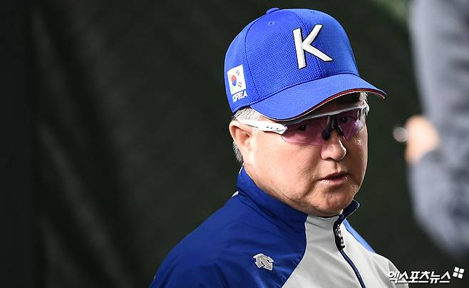 한화는 2일 대구 삼성라이온즈파크에서 열린 '2024 신한 SOL Bank KBO 리그' 삼성 라이온즈와 주말 3연전 마지막 경기가 끝난 직후 새 사령탑을 선임을 발표했다. 최원호 전 감독이 물러난 뒤 나온 1순위 후보 김경문 감독이 이변 없이 한화 지휘봉을 잡았다. 계약 규모는 3년간(2024~2026시즌) 계약금 5억원, 연봉 15억원 등 총 20억원이다. 엑스포츠뉴스 DB