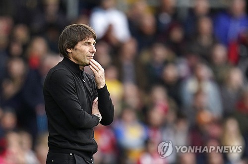 나폴리가 이탈리아의 왕 안토니오 콘테와 이번 수요일 계약을 체결할 계획이다. 유럽 축구 이적시장 전문가 파브리치오 로마노는 3일 나폴리가 콘테와 수요일에 계약할 거라는 소식을 전하면서 게약이 확정적일 때 사용하는 here we go 멘트를 덧붙였다. 콘테는 최근 토트넘 홋스퍼에서 실패를 겪었으나 이탈리아 내에서 만큼은 누구에게도 뒤지지 않는 성과를 낸 명장이다. 유벤투스 감독 시절 무패 우승을 포함해 리그 3연패를 달성했고, 인터밀란 감독으로도 스쿠데토를 들어올리며 세리에에서만 총 7개의 우승컵을 품에 안았다. 연합뉴스