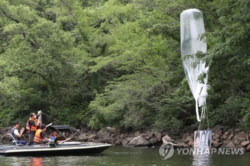 지난 2020년 탈북단체가 북한으로 보내려다 되돌아온 대북전단 살포용 풍선 [연합뉴스 자료사진]