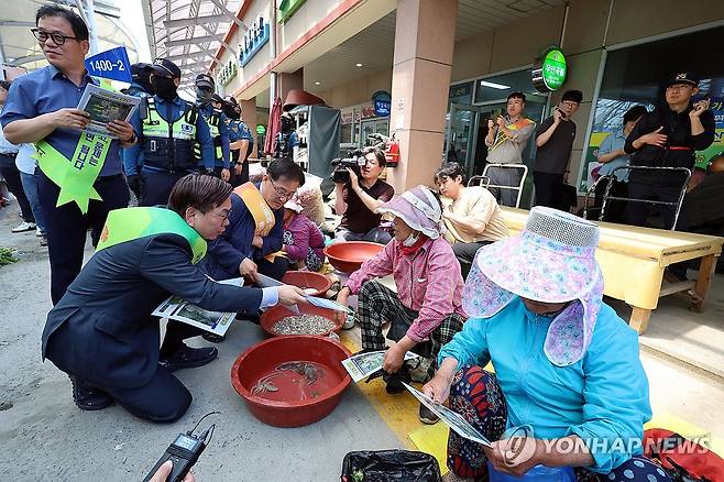 광주시, 무안 오일장서 '공항 이전' 홍보 (광주=연합뉴스) 정회성 기자 = 24일 오후 전남 무안군 무안읍 오일장에서 고광완 행정부시장 등 광주시 공직자들이 광주 민간·군 공항 이전 효과 등을 무안군민에게 홍보하고 있다. 2024.5.24 hs@yna.co.kr