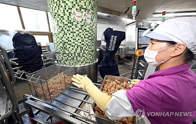 요리하는 급식 로봇 (서울=연합뉴스) 김인철 기자 = 22일 오전 서울 성북구 숭곡중학교 급식실에서 급식 로봇이 조리를 하고 있다. 2023.11.22 [공동취재] yatoya@yna.co.kr