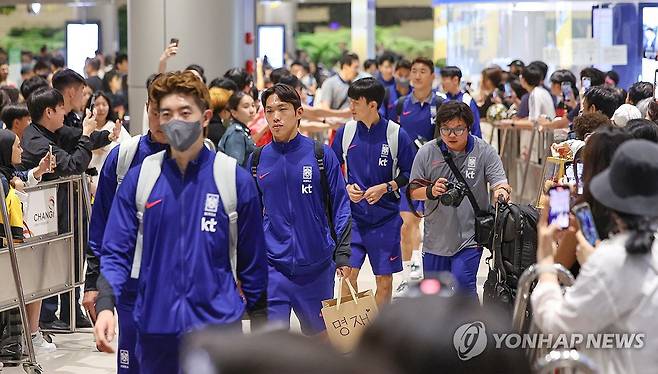 축구 대표팀 싱가포르 입성 (싱가포르=연합뉴스) 신현우 기자 = 2026 북중미 월드컵 아시아 2차 예선 조별리그 C조 5차전 싱가포르전을 앞둔 한국 축구 국가대표팀 조현우 등 선수들이 3일(현지시간) 오전 싱가포르 창이국제공항 터미널4로 입국하고 있다.
    한국은 오는 6일 오후 9시(한국시간) 싱가포르 내셔널 스타디움에서 싱가포르를 상대한다. 2024.6.3 nowwego@yna.co.kr