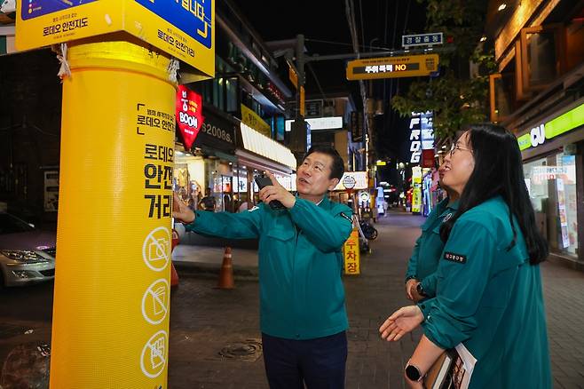 로데오 안전거리 표지판 확인하는 류규하 중구청장 [대구 중구청 제공.재판매 및 DB금지]