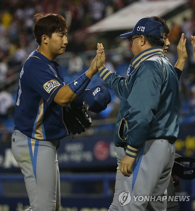 김경문 감독과 하이파이브하는 나성범 (서울=연합뉴스) 김도훈 기자 = 1일 오후 서울 잠실야구장에서 열린 2015 프로야구 NC 다이노스와 LG 트윈스 경기에서 7대2로 승리한 NC 나성범이 김경문 감독과 하이파이브하고 있다. 2015.10.1 superdoo82@yna.co.kr