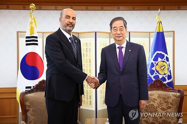 리비아 대통령위원회 부위원장 만난 한덕수 총리 (서울=연합뉴스) 한덕수 국무총리가 3일 종로구 정부서울청사에서 회담을 위해 리비아 대통령위원회 무싸 알 코니 부위원장을 만나 인사하고 있다. 2024.6.3  [국무총리실 제공. 재판매 및 DB금지] jjaeck9@yna.co.kr