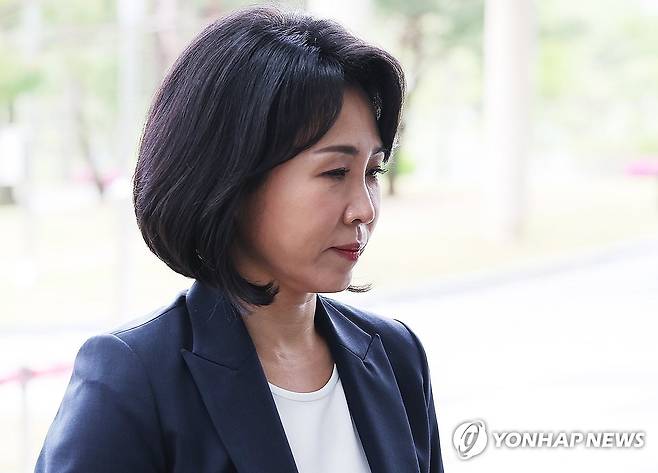 공판 출석하는 김혜경 씨 (수원=연합뉴스) 2022년 제20대 대통령 선거와 관련한 공직선거법 위반 혐의로 재판에 넘겨진 더불어민주당 이재명 대표의 배우자 김혜경 씨가 지난 4월 22일 수원지방법원에서 열린 공판에 출석하고 있다. 2024.4.22 [연합뉴스 자료사진. 재판매 및 DB 금지]