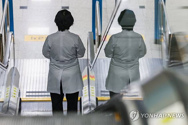 정부 "전공의 사직서 수리 적극 검토" (서울=연합뉴스) 서대연 기자 = 의료계의 요청에 따라 정부가 전공의들의 사직서 수리에 대해 적극적으로 검토하고 있다고 밝힌 가운데 3일 오전 서울 시내 한 대학병원에서 한 의료관계자가 이동하고 있다. 2024.6.3 dwise@yna.co.kr