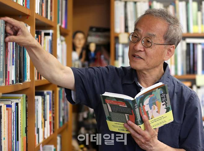 신간 ‘숙론’을 펴낸 최재천 이화여대 석좌교수가 최근 서울 서대문구 이화여대 교수실에서 이데일리와 인터뷰 하고 있다. (사진=김태형 기자)