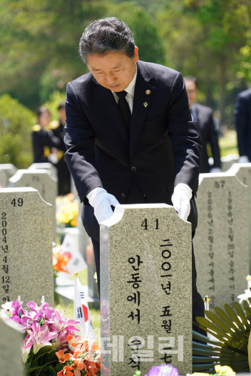 남성현 산림청장이 4일 국립대전현충원 참배를 마친 뒤 산불 진화 중 순직한 산림항공공무원 묘역을 찾아 참배하고 있다. (사진=산림청 제공)