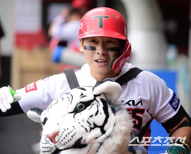 26일 광주 기아 챔피언스필드에서 열린 두산과 KIA의 경기. 2회말 1사 1루 박찬호가 투런포를 친 후 환호하고 있다. 광주=정재근 기자 cjg@sportschosun.com/2024.5.26/