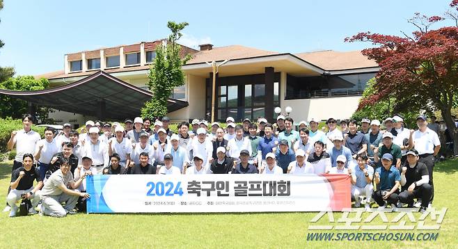 3일 경기도 용인 골드CC에서 열린 '2024 축구인 골프대회'에서 참가자들이 기념촬영을 하고 있다. 

'축구인 골프대회'는 대한축구협회, 한국프로축구연맹, 울산 HD, 포항스틸러스가 주최하고 스포츠서울, 스포츠조선, 일간스포츠, 스포츠경향, 스포츠동아, 스포츠월드 등 스포츠 전문 미디어 6개사가 후원한다. 용인=허상욱 기자wook@sportschosun.com/2024.06.03/