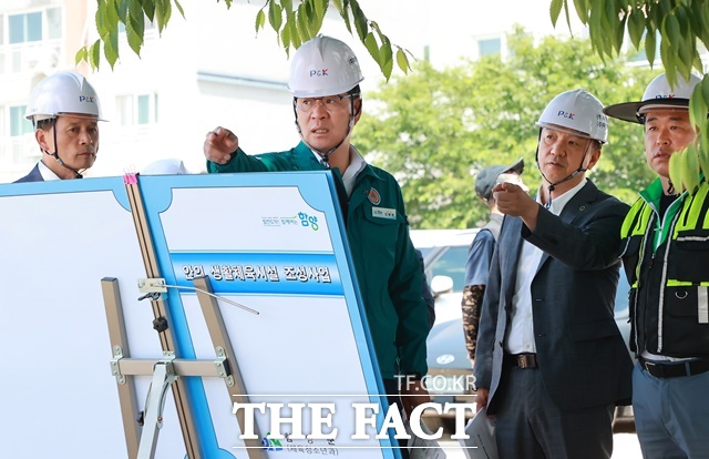 진병영 함양군수(가운데)가 안의 생활체육공원 조성사업 현장을 찾아 사업 추진 현황을 점검하고 있다./함양군