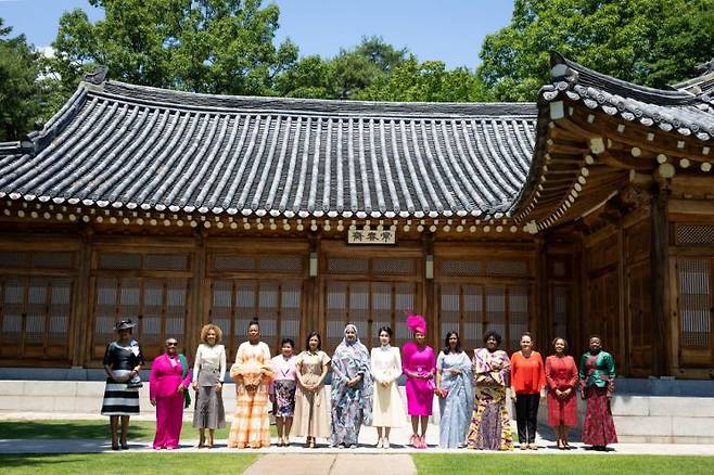 김건희 여사가 4일 서울 청와대 상춘재에서 열린 2024 한-아프리카 정상회의 배우자 오찬에서 참석자들과 기념촬영을 하고 있다. [이미지출처=연합뉴스]