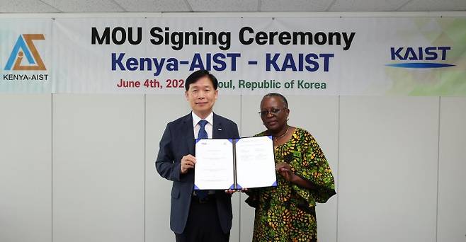 KAIST는 4일 케냐과학기술원 이사회, 국제백신연구소와 상호 협력을 위한 두 건의 양해각서(MOU)를 체결했다. KAIST 제공