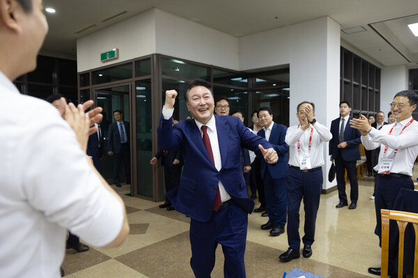 윤석열 대통령이 5월30일 충남 천안 재능교육연수원에서 열린 제22대 국민의힘 국회의원 워크숍에서 만찬을 마친 뒤 어퍼컷 세리머니를 하고 있다. 대통령실 제공