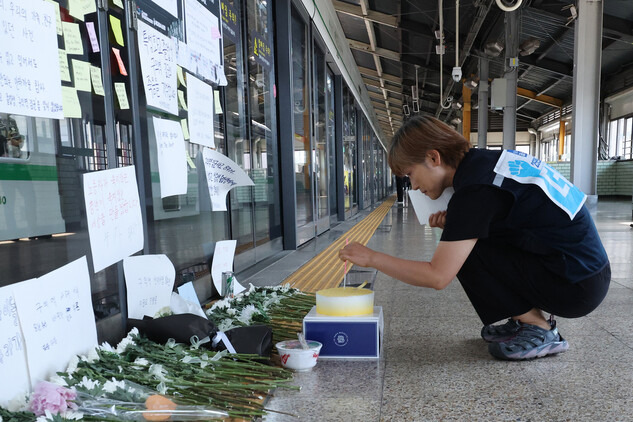 구의역 산재 사망 8주기 다음날인 5월29일 오전 서울 광진구 구의역 9-4 승강장에서 스크린도어를 혼자 정비하다 열차에 치여 숨진 열아홉살 하청 노동자 김씨의 생일기억식이 열려 조성애 민주노총 공공운수노조 노동안전보건국장이 생일케이크에 초를 꽂고 있다. 신소영 기자 viator@hani.co.kr