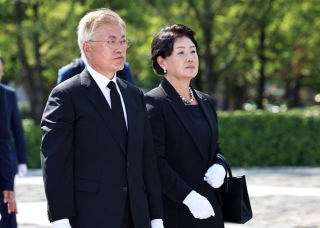 문재인 전 대통령과 김정숙 여사가 지난달 23일 오후 경남 김해 봉하마을에서 열린 고(故) 노무현 전 대통령 15주기 추도식에서 노 전 대통령의 묘역에 헌화한 뒤 너럭바위로 향하고 있다. 뉴시스