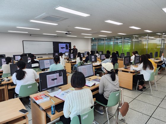 지난달 13일 한국폴리텍대학 진주캠퍼스(경남 진주시)에서 '여성재취업 과정' 교육생들이 디자인&전산회계 교육을 받고 있다. 사진 한국폴리텍대학 진주캠퍼스