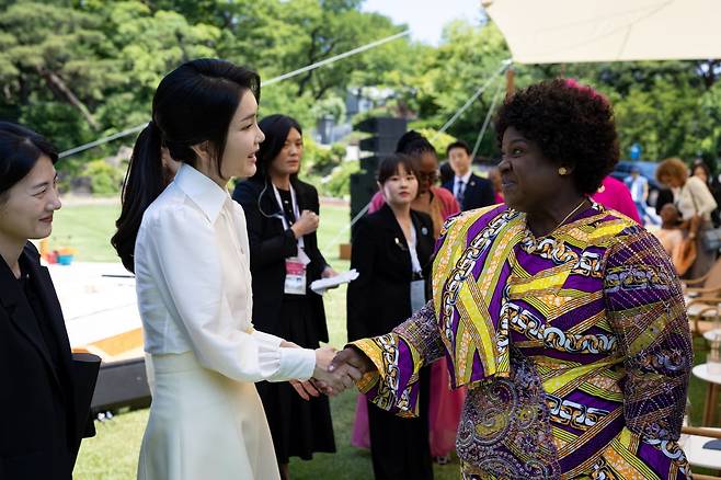 김건희 여사가 4일 서울 청와대 상춘재에서 열린 2024 한-아프리카 정상회의 배우자 오찬에서 모잠비크 영부인 이자우라 공살루 페하옹 뉴지와 작별인사 있다.  / 사진=대통령실 제공