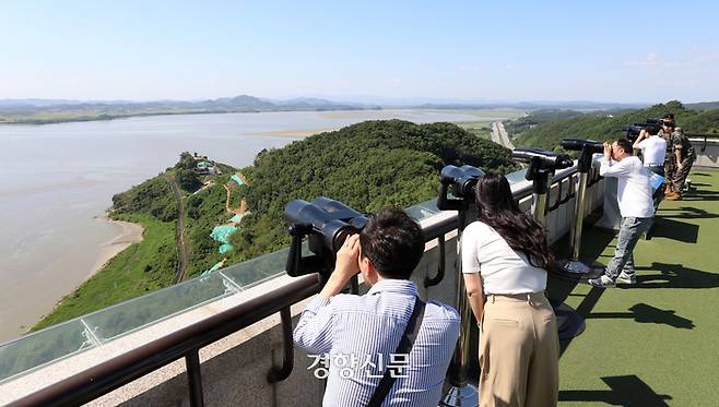 9·19 군사합의 전체의 효력을 정지하는 안건이 국무회의를 통과된 4일 경기 파주시 오두산 전망대를 찾은 시민들이 북한 지역을 바라보고 있다. 권도현 기자