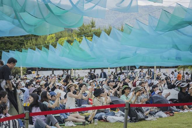 The audience enjoys a performance at the Gyechon Classic Festival. (Chung Mong-koo Foundation)