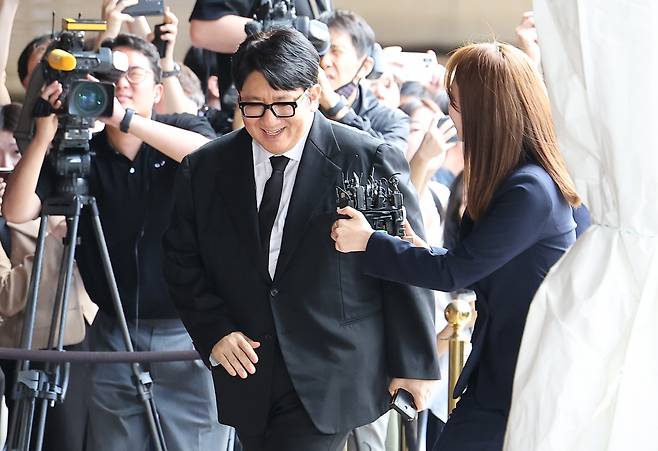 Hybe Chairman Bang Si-hyuk enters a hotel in Seoul for a tea meeting with United Arab Emirates President Mohamed bin Zayed Al Nahyan on Tuesday. (Yonhap)