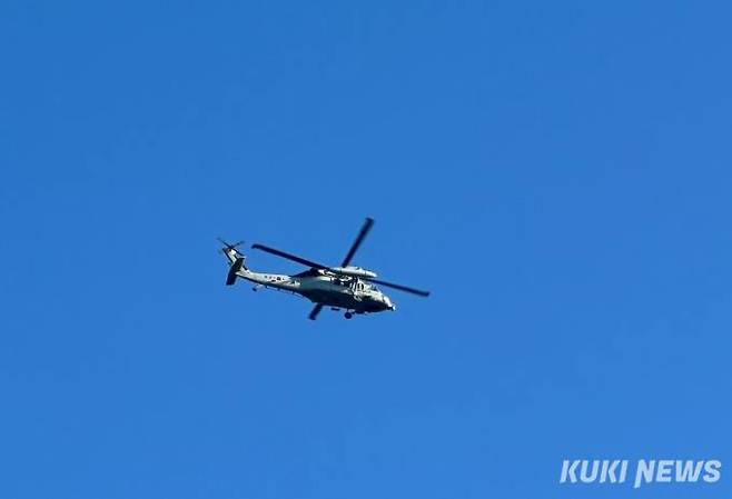 소음 측정을 위한 헬기가 송정동 일대를 비행하고 있다.  