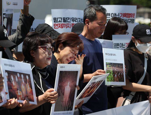 4일 서울 용산구 국방부 앞에서 군 장병 부모들과 군인권센터 관계자들이 참석한 가운데 열린 '육군 12사단 훈련병 가혹행위 사망사건 규탄 및 진상규명 촉구' 기자회견에서 고 홍정기 일병의 어머니 박미숙씨가 눈물을 흘리고 있다. 연합뉴스