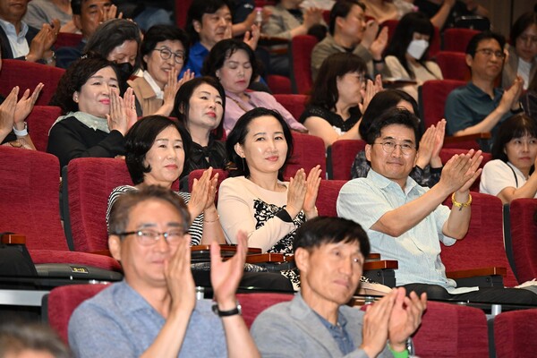 지난 3일 경남도민일보 후원회원·독자를 위한 금융 특강 참석자들이 박수를 보내고 있다. /김구연 기자