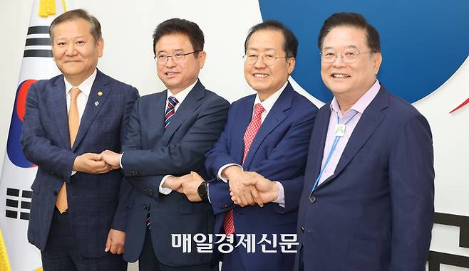 4일 정부 서울 청사에서 이상민 행안부 장관,이철우 경북도지사 ,홍준표 대구시장,우동기 지방 시대위원장이  참석한 가운데 대구, 경북 통합 관계 기관 간담회가 전 기념 촬영하고 있다. 2024.06.04[이충우기자]