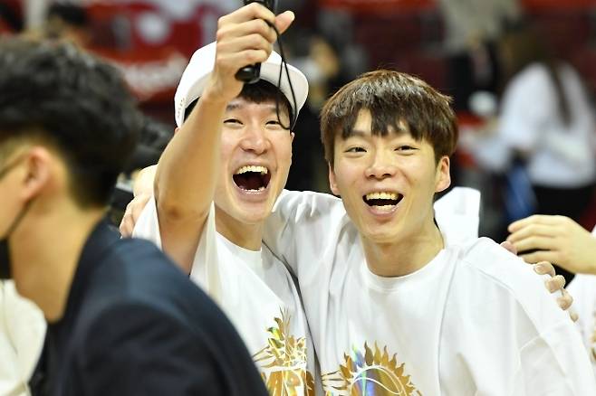 전성현과 이재도, 그들은 서로 다른 유니폼을 입고 2024-25시즌에 나선다. 사진=KBL 제공