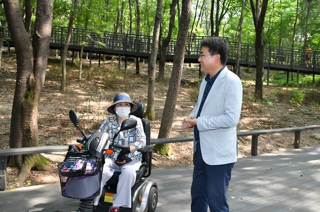 ▲오승록 노원구청장이 수락산무장애숲길에서 만난 장애인 주민과 대화하고 있다./사진제공=노원구청