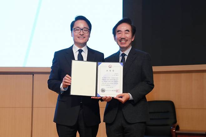 이태은 삼육대 건축학과 교수(오른쪽)와 제해종 총장./사진제공=삼육대