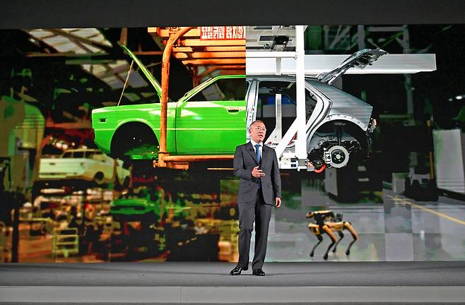 지난해 11월 울산 EV 전용 공장 기공식에서 기념연설을 하고 있는 정의선 회장 [현대차 제공]