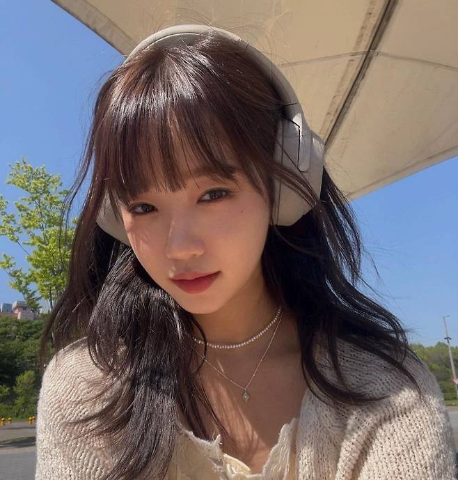 가수 최유정이 소니 헤드셋을 사용하고 있는 모습. [최유정 인스타그램 갈무리]