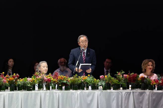 [서울=뉴시스] 반기문 전 유엔사무총장이 3일 서울 중구 신라호텔에서 열린 2024 한-아프리카 정상회의 환영 만찬에서 건배사를 하고 있다. (사진=대통령실 제공) 2024.06.03. photo@newsis.com *재판매 및 DB 금지